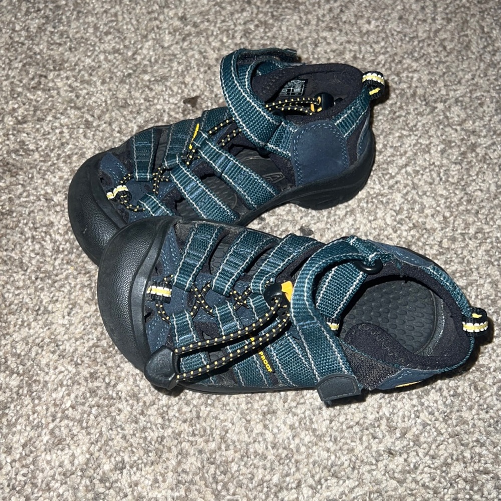 Like new KEEN toddler sandals- size 10